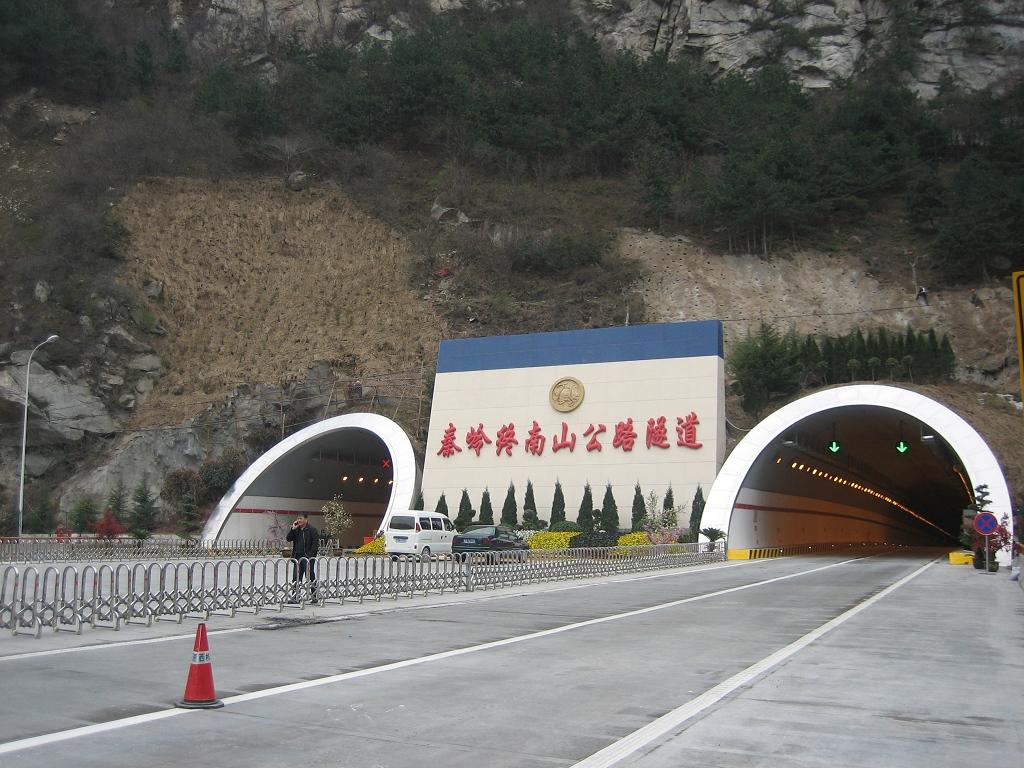 秦嶺隧道特長隧道  逃生管